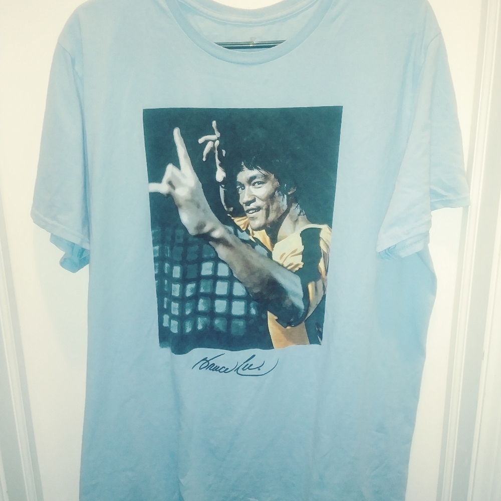 Bruce Lee Yellow Jumpsuit Photo Men's Large Powder Blue T-Shirt Bruce Lee Brand